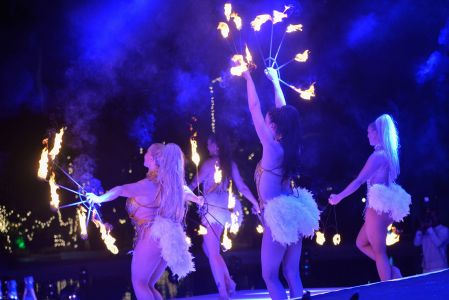 fire performing girls