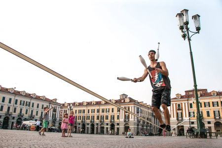 slack line juggler