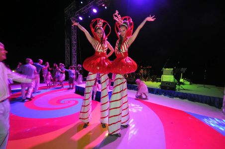 Stilt Walker Candy Girls Maldives